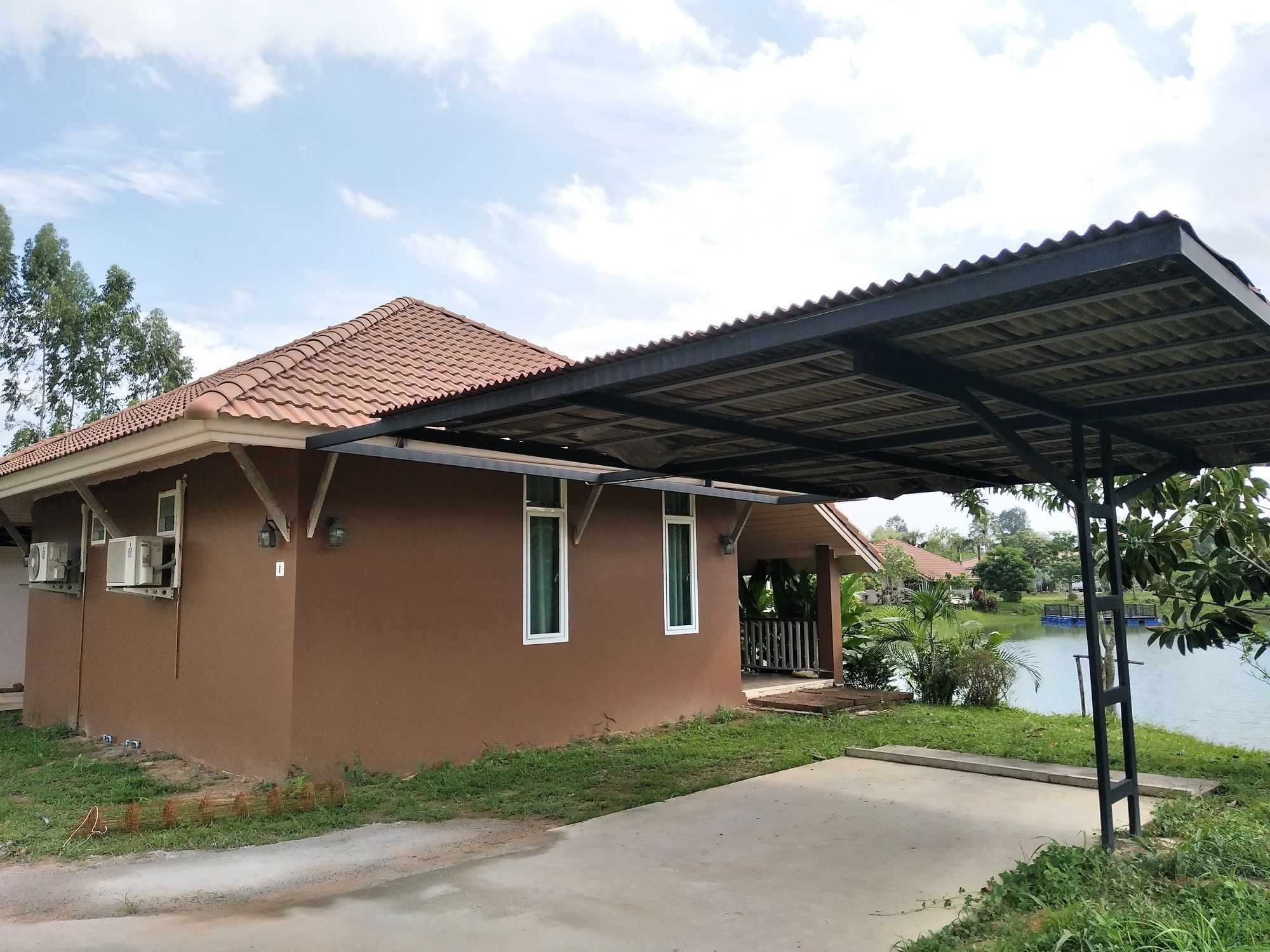 Pirom Lake And Resort Si Maha Phot Exterior foto